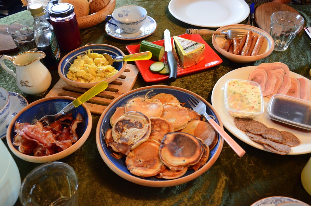 Brunchbord med amerikanske pandekager